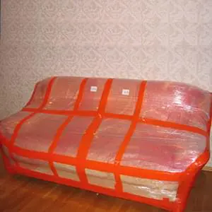 Аккуратная упаковка дивана для транспортировки