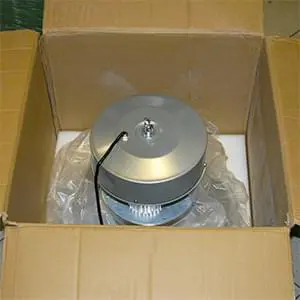 Аккуратная упаковка светового оборудования для транспортировки